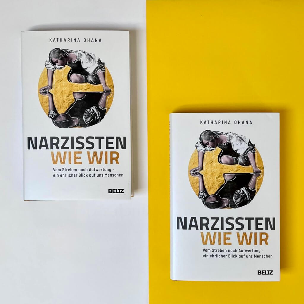 Das Bild zeigt zwei Exemplare des Buches "Narzissten wie wir" auf weiß-gelbem Hintergrund.