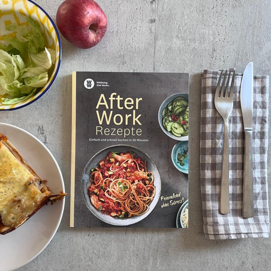 Das Bild zeigt das Kochbuch "After Work Rezepte" von Weight Watchers umrandet von Besteck und Essen.